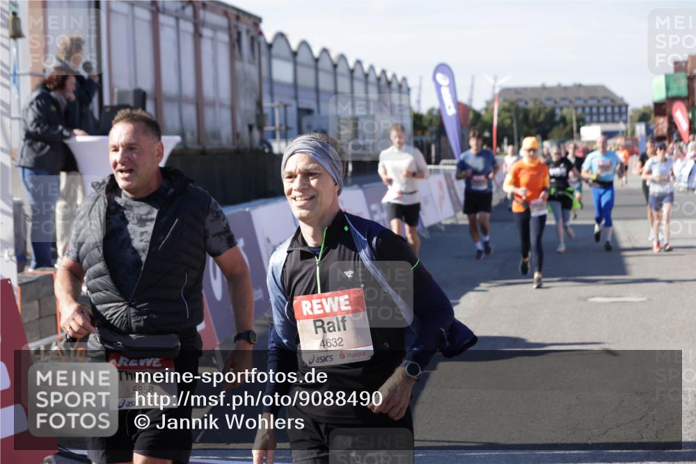 03.10.2025 - Köhlbrandbrückenlauf Jannik Wohlers http://msf.ph/oto/9088490 03.10.2025 13:19:13 Ziel 4143, 4593, 4630, 4631, 4632, 4690, 4725, 4727, 4816, 4828, 4876, 4996, 5027, 5853, 5858, 6088, 6127, 6225, 6226, 6576 meine-sportfotos.de
