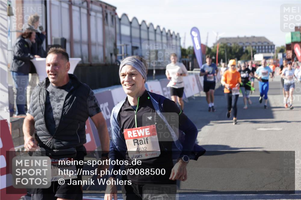 03.10.2025 - Köhlbrandbrückenlauf Jannik Wohlers http://msf.ph/oto/9088500 03.10.2025 13:19:13 Ziel 4143, 4593, 4630, 4631, 4632, 4690, 4725, 4727, 4816, 4828, 4876, 4996, 5027, 5853, 5858, 6088, 6127, 6225, 6226, 6576 meine-sportfotos.de