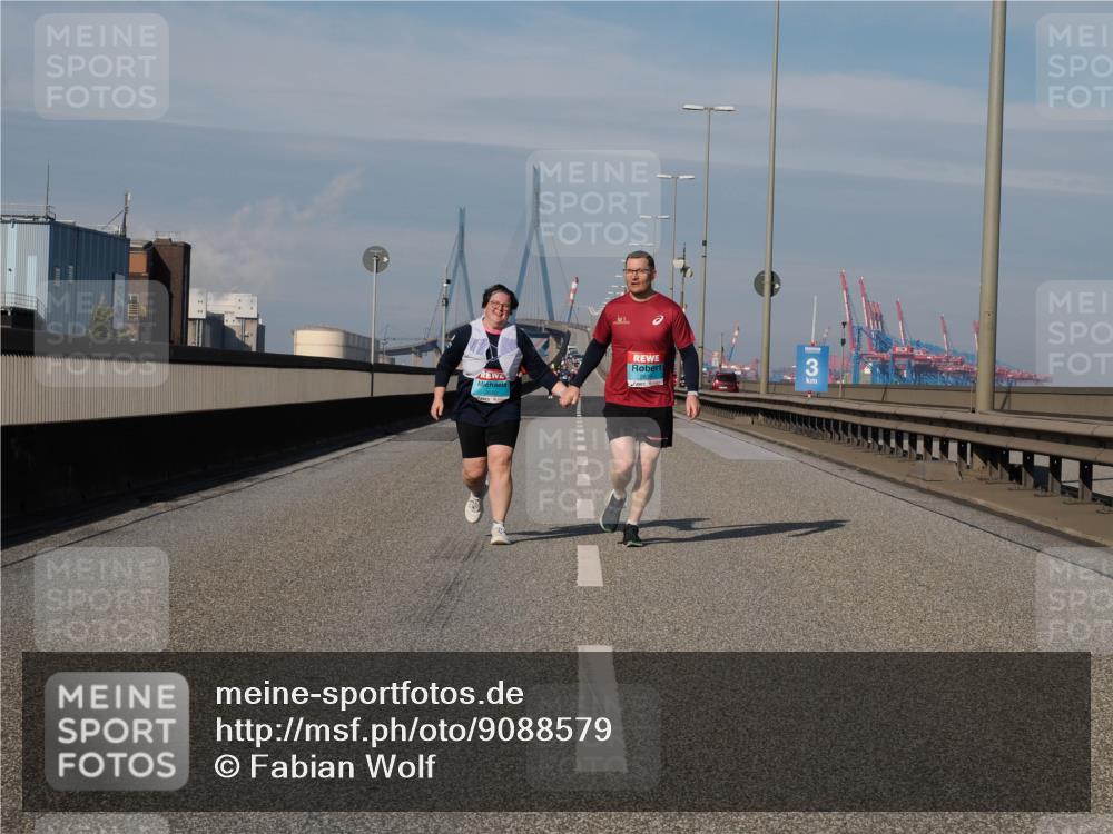03.10.2025 - Köhlbrandbrückenlauf Fabian Wolf http://msf.ph/oto/9088579 03.10.2025 10:24:15 Position 3 3 meine-sportfotos.de