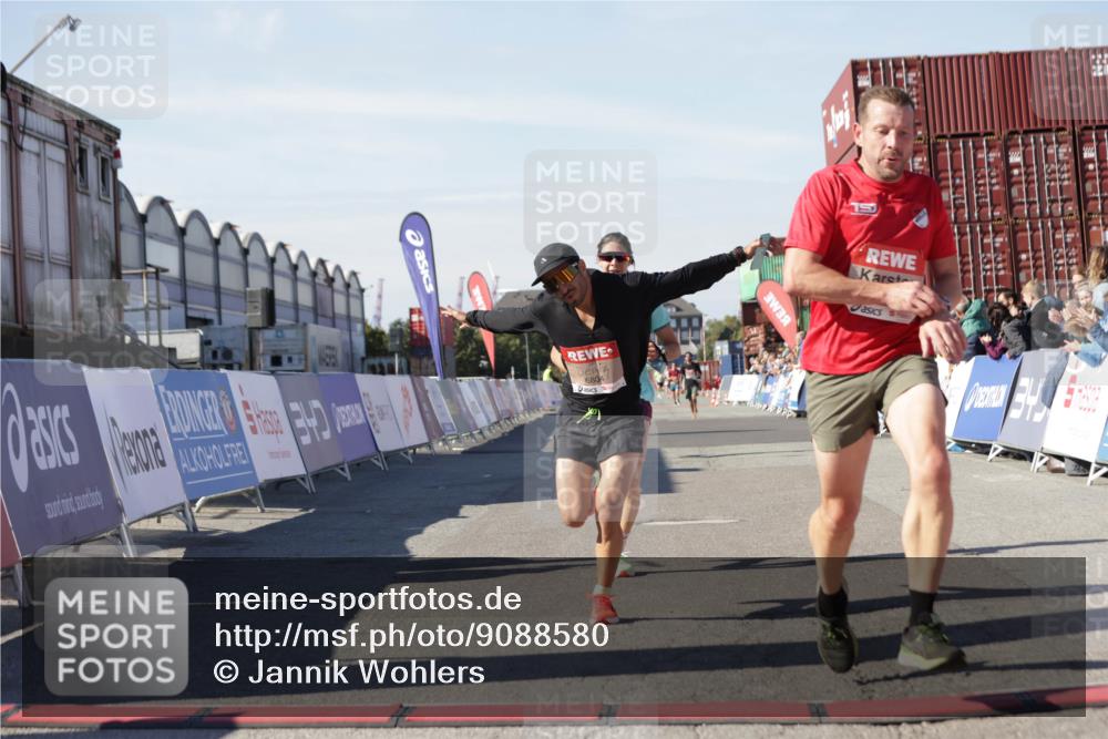 03.10.2025 - Köhlbrandbrückenlauf Jannik Wohlers http://msf.ph/oto/9088580 03.10.2025 12:53:29 Ziel 4029, 4142, 4155, 6241, 6656, 6804 meine-sportfotos.de