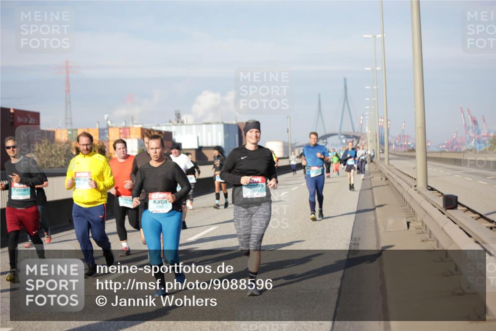 03.10.2025 - Köhlbrandbrückenlauf Jannik Wohlers http://msf.ph/oto/9088596 03.10.2025 10:09:07 Position 3 3451, 2869, 2870 meine-sportfotos.de