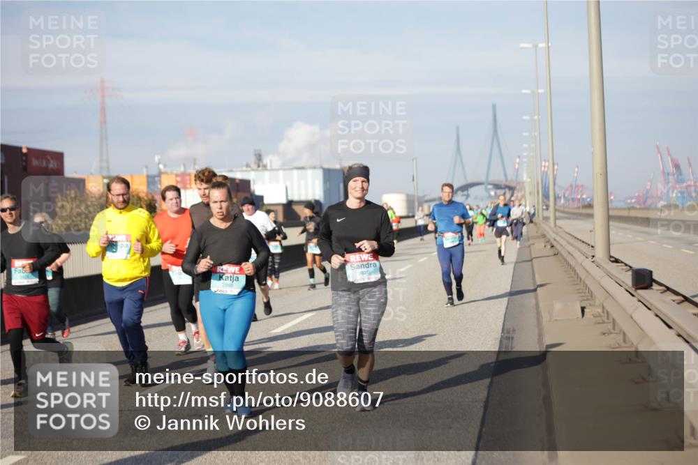 03.10.2025 - Köhlbrandbrückenlauf Jannik Wohlers http://msf.ph/oto/9088607 03.10.2025 10:09:08 Position 3 2869, 2870 meine-sportfotos.de