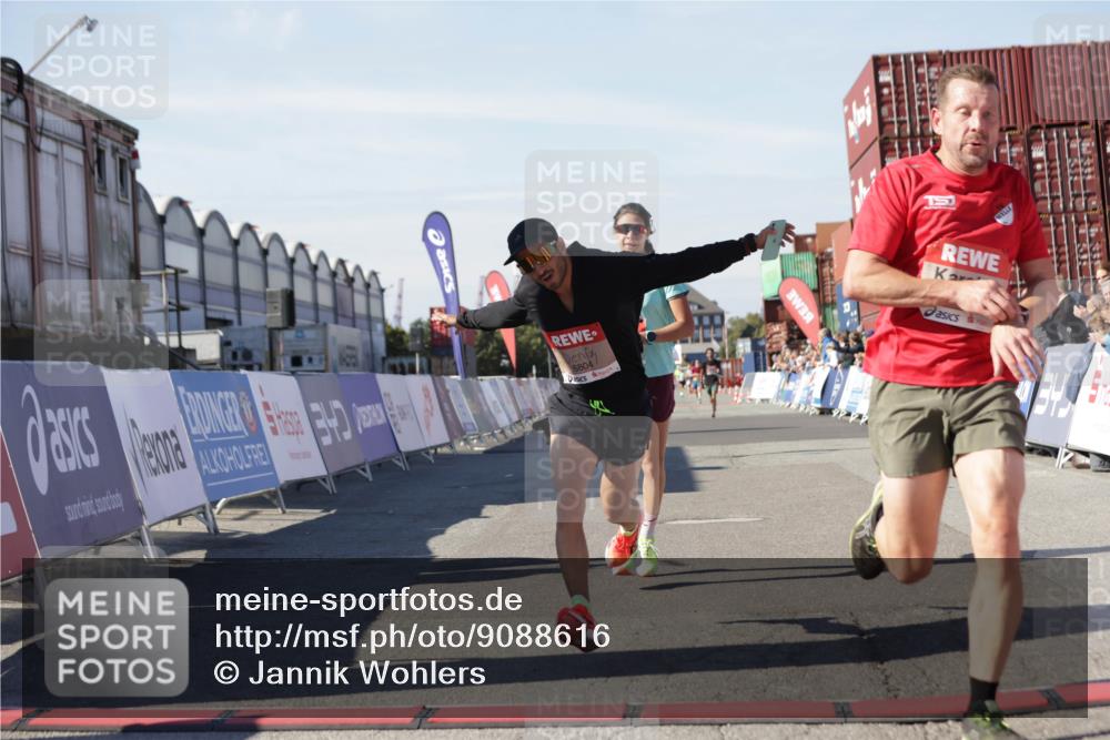 03.10.2025 - Köhlbrandbrückenlauf Jannik Wohlers http://msf.ph/oto/9088616 03.10.2025 12:53:29 Ziel 4029, 4142, 4155, 6241, 6656, 6804 meine-sportfotos.de