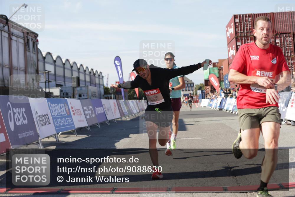 03.10.2025 - Köhlbrandbrückenlauf Jannik Wohlers http://msf.ph/oto/9088630 03.10.2025 12:53:29 Ziel 4029, 4142, 4155, 6241, 6656, 6804 meine-sportfotos.de