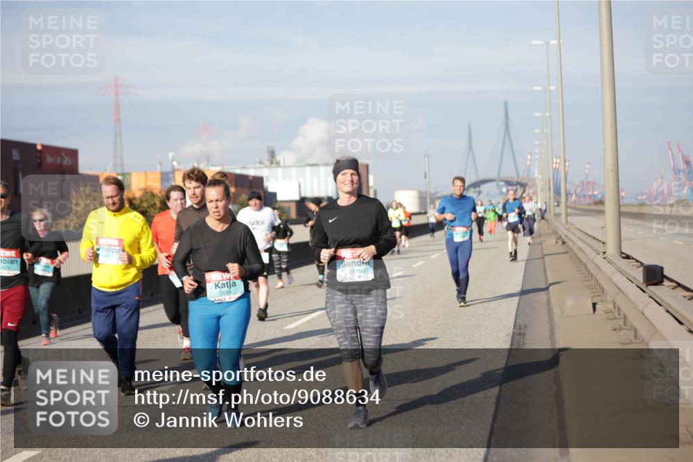 03.10.2025 - Köhlbrandbrückenlauf Jannik Wohlers http://msf.ph/oto/9088634 03.10.2025 10:09:08 Position 3 3429, 2869, 2023, 2870 meine-sportfotos.de