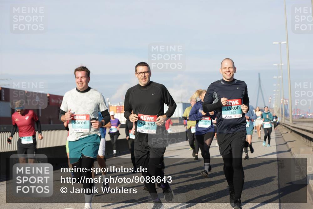 03.10.2025 - Köhlbrandbrückenlauf Jannik Wohlers http://msf.ph/oto/9088643 03.10.2025 09:58:15 Position 3 1588, 1782, 1892 meine-sportfotos.de