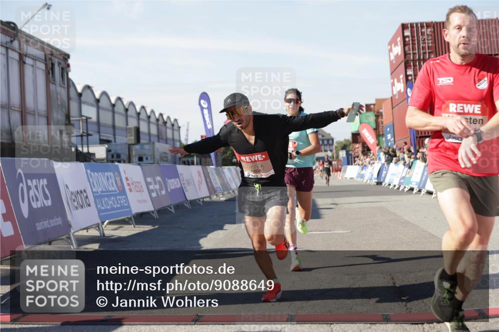 03.10.2025 - Köhlbrandbrückenlauf Jannik Wohlers http://msf.ph/oto/9088649 03.10.2025 12:53:29 Ziel 4029, 4142, 4155, 6241, 6656, 6804 meine-sportfotos.de