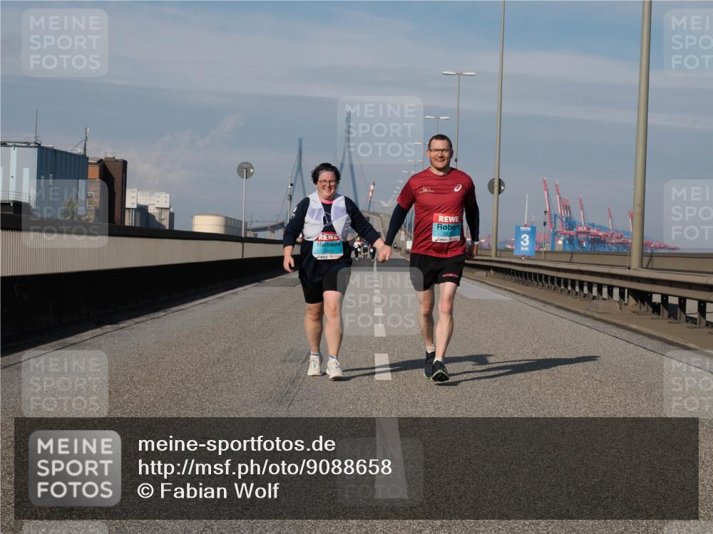03.10.2025 - Köhlbrandbrückenlauf Fabian Wolf http://msf.ph/oto/9088658 03.10.2025 10:24:16 Position 3 2650 meine-sportfotos.de