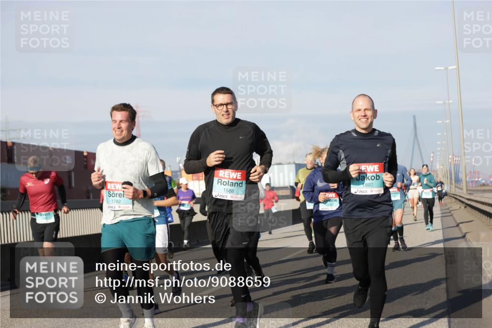 03.10.2025 - Köhlbrandbrückenlauf Jannik Wohlers http://msf.ph/oto/9088659 03.10.2025 09:58:15 Position 3 1782, 1588, 2230, 1892 meine-sportfotos.de
