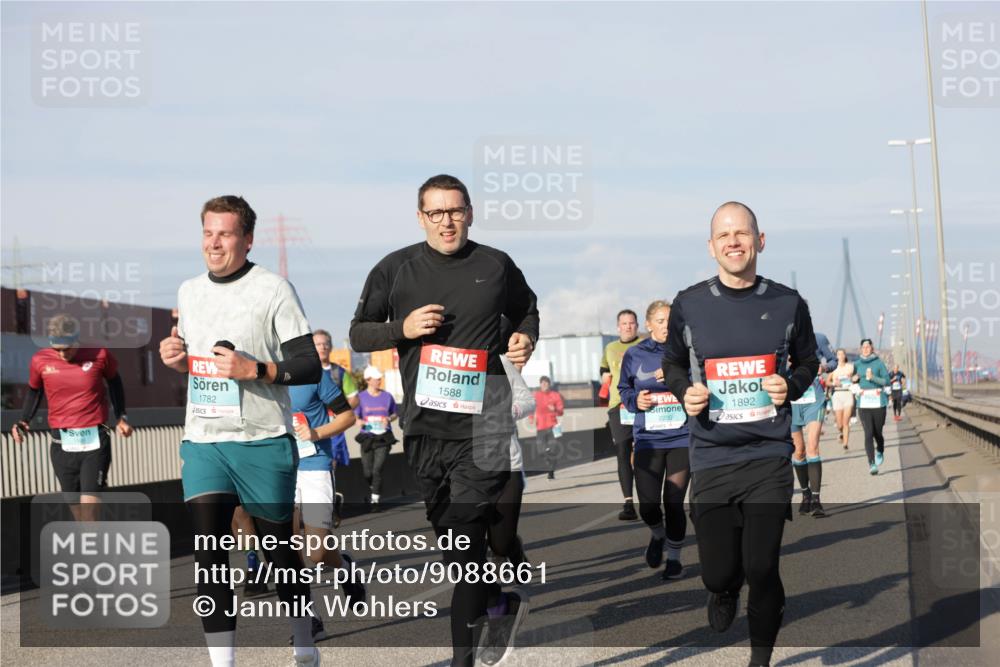 03.10.2025 - Köhlbrandbrückenlauf Jannik Wohlers http://msf.ph/oto/9088661 03.10.2025 09:58:15 Position 3 1782, 1588, 2230, 1892 meine-sportfotos.de