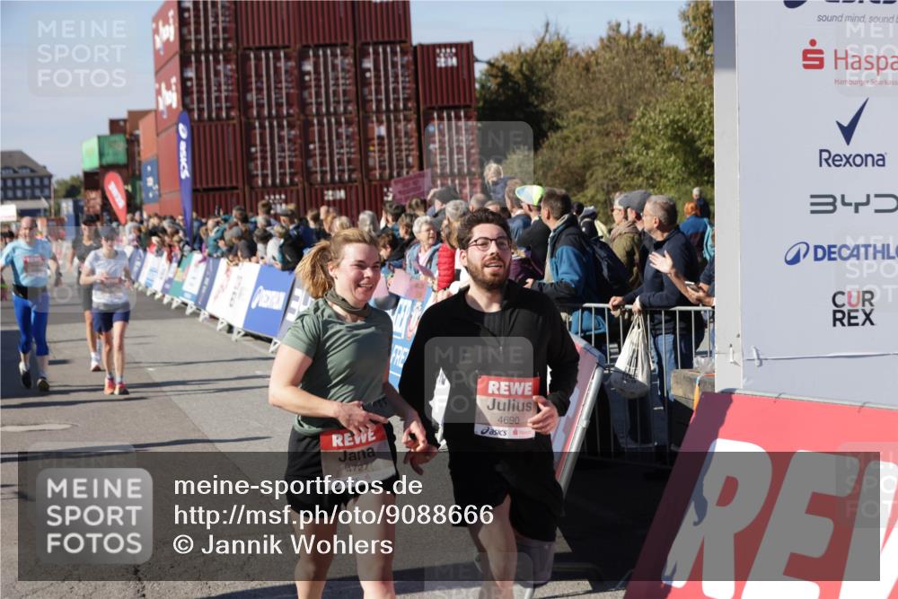 03.10.2025 - Köhlbrandbrückenlauf Jannik Wohlers http://msf.ph/oto/9088666 03.10.2025 13:19:15 Ziel 4143, 4593, 4631, 4632, 4690, 4725, 4727, 4816, 4828, 4876, 4996, 5853, 5858, 6057, 6088, 6127, 6225, 6226, 6576 meine-sportfotos.de