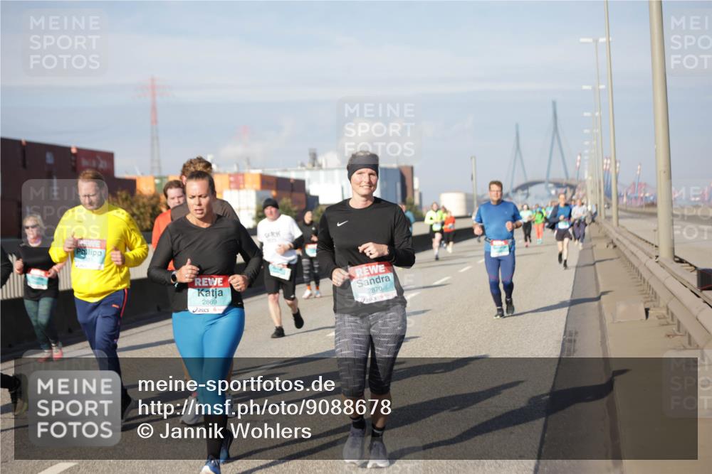 03.10.2025 - Köhlbrandbrückenlauf Jannik Wohlers http://msf.ph/oto/9088678 03.10.2025 10:09:08 Position 3 2869, 3023, 2870 meine-sportfotos.de