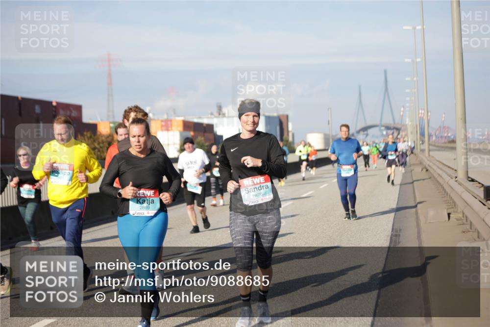 03.10.2025 - Köhlbrandbrückenlauf Jannik Wohlers http://msf.ph/oto/9088685 03.10.2025 10:09:08 Position 3 2869, 2870 meine-sportfotos.de