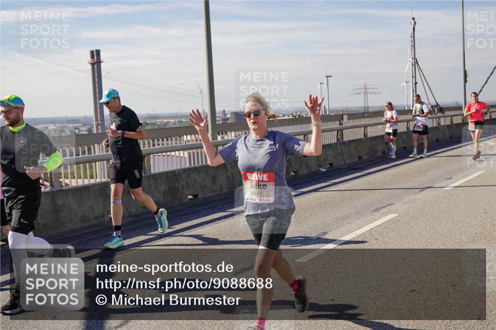 03.10.2025 - Köhlbrandbrückenlauf Michael Burmester http://msf.ph/oto/9088688 03.10.2025 12:44:45 Position 2 4417 meine-sportfotos.de