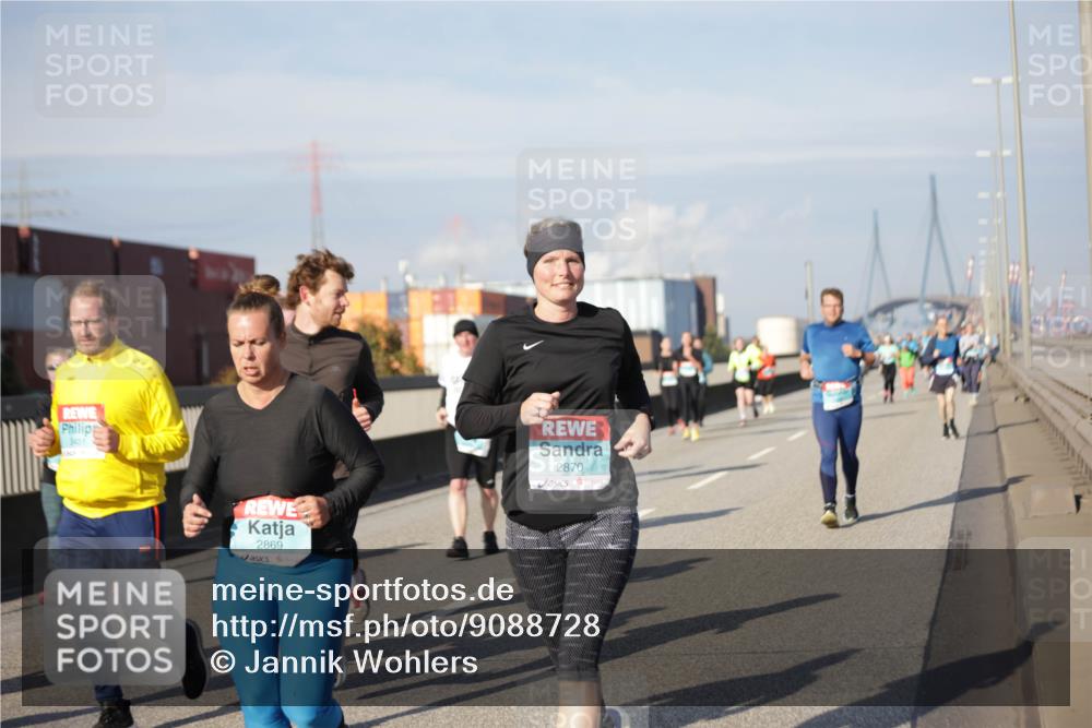 03.10.2025 - Köhlbrandbrückenlauf Jannik Wohlers http://msf.ph/oto/9088728 03.10.2025 10:09:09 Position 3 3451, 2869, 2870 meine-sportfotos.de