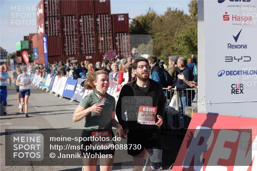 03.10.2025 - Köhlbrandbrückenlauf Jannik Wohlers http://msf.ph/oto/9088730 03.10.2025 13:19:15 Ziel 4143, 4593, 4631, 4632, 4690, 4725, 4727, 4816, 4828, 4876, 4996, 5853, 5858, 6057, 6088, 6127, 6225, 6226, 6576 meine-sportfotos.de