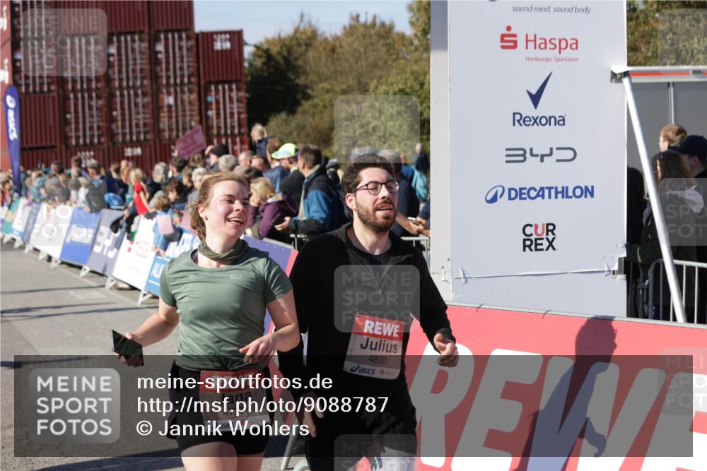 03.10.2025 - Köhlbrandbrückenlauf Jannik Wohlers http://msf.ph/oto/9088787 03.10.2025 13:19:15 Ziel 4143, 4593, 4631, 4632, 4690, 4725, 4727, 4816, 4828, 4876, 4996, 5853, 5858, 6057, 6088, 6127, 6225, 6226, 6576 meine-sportfotos.de