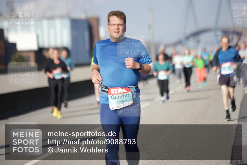 03.10.2025 - Köhlbrandbrückenlauf Jannik Wohlers http://msf.ph/oto/9088793 03.10.2025 10:09:11 Position 3 2366 meine-sportfotos.de