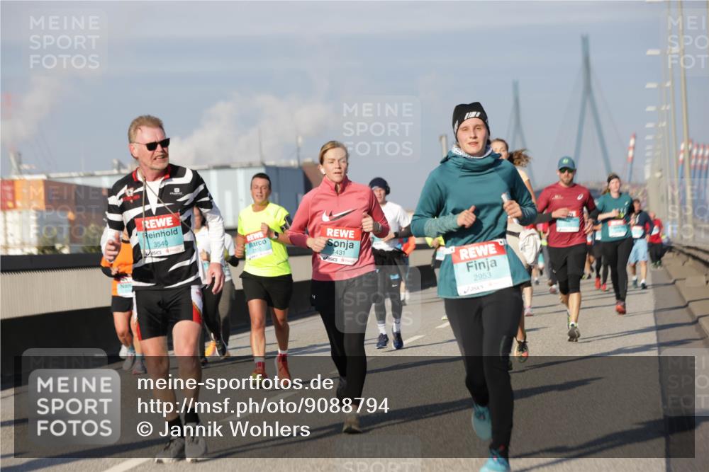 03.10.2025 - Köhlbrandbrückenlauf Jannik Wohlers http://msf.ph/oto/9088794 03.10.2025 09:58:20 Position 3 3540, 2110, 1431, 2953 meine-sportfotos.de