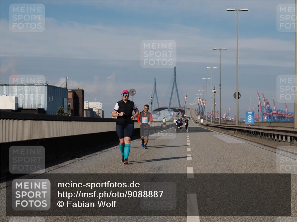 03.10.2025 - Köhlbrandbrückenlauf Fabian Wolf http://msf.ph/oto/9088887 03.10.2025 10:24:38 Position 3 3 meine-sportfotos.de