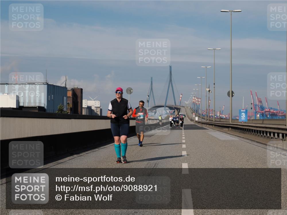 03.10.2025 - Köhlbrandbrückenlauf Fabian Wolf http://msf.ph/oto/9088921 03.10.2025 10:24:38 Position 3 3 meine-sportfotos.de