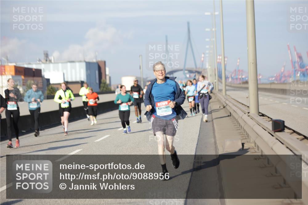 03.10.2025 - Köhlbrandbrückenlauf Jannik Wohlers http://msf.ph/oto/9088956 03.10.2025 10:09:16 Position 3 2259, 77 meine-sportfotos.de