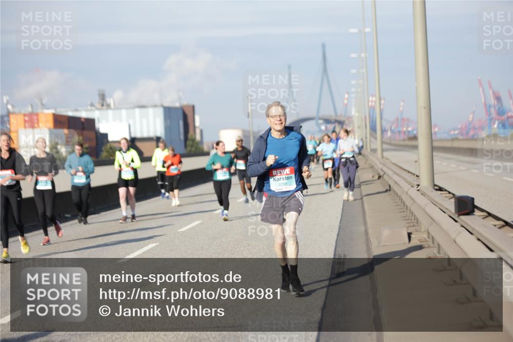 03.10.2025 - Köhlbrandbrückenlauf Jannik Wohlers http://msf.ph/oto/9088981 03.10.2025 10:09:16 Position 3 2259 meine-sportfotos.de