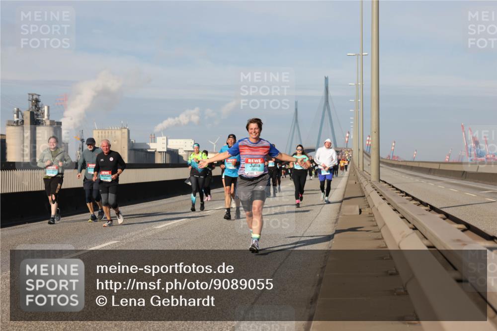 03.10.2025 - Köhlbrandbrückenlauf Lena Gebhardt http://msf.ph/oto/9089055 03.10.2025 10:06:59 Position 2 2935 meine-sportfotos.de