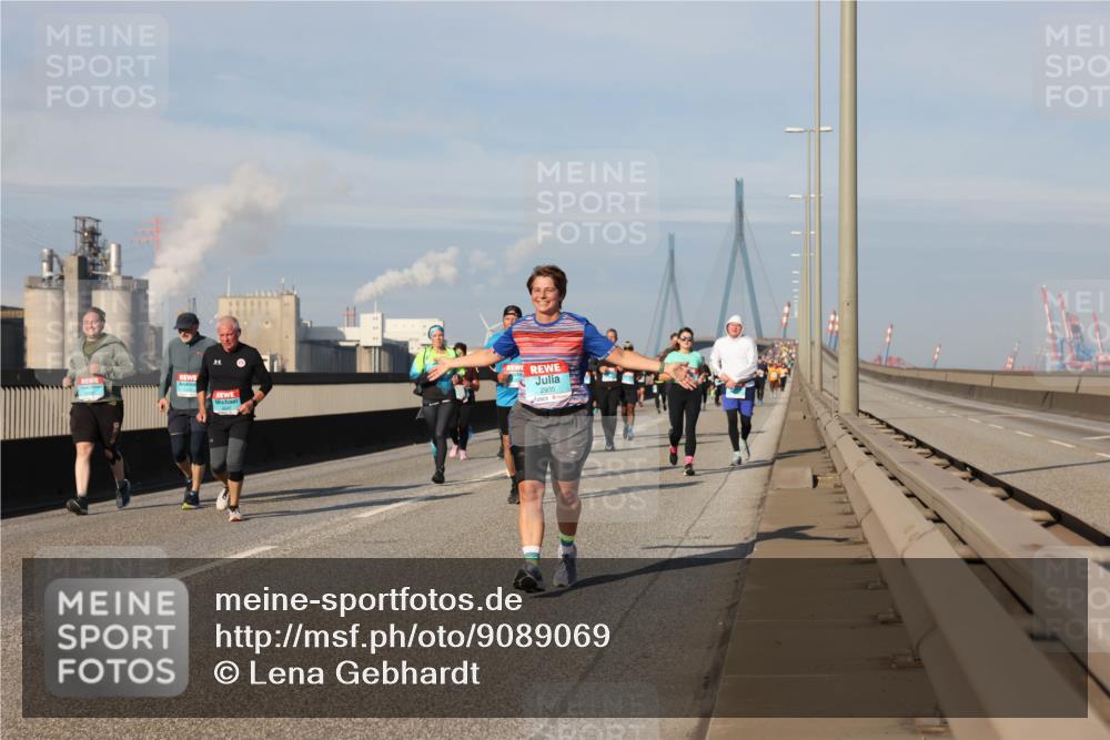 03.10.2025 - Köhlbrandbrückenlauf Lena Gebhardt http://msf.ph/oto/9089069 03.10.2025 10:07:00 Position 2 2935 meine-sportfotos.de