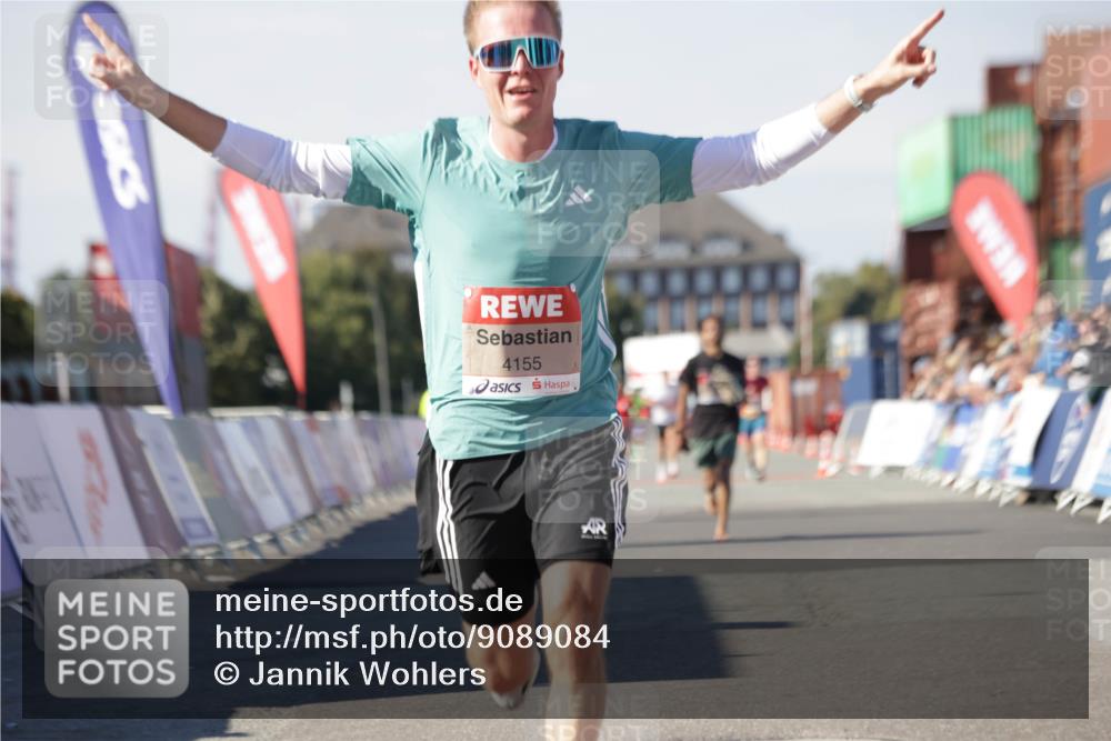 03.10.2025 - Köhlbrandbrückenlauf Jannik Wohlers http://msf.ph/oto/9089084 03.10.2025 12:53:33 Ziel 4029, 4155, 6241, 6656, 6804 meine-sportfotos.de
