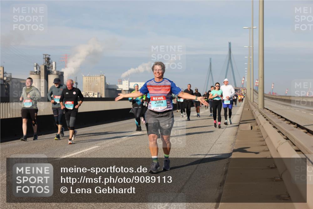 03.10.2025 - Köhlbrandbrückenlauf Lena Gebhardt http://msf.ph/oto/9089113 03.10.2025 10:07:01 Position 2 2935 meine-sportfotos.de