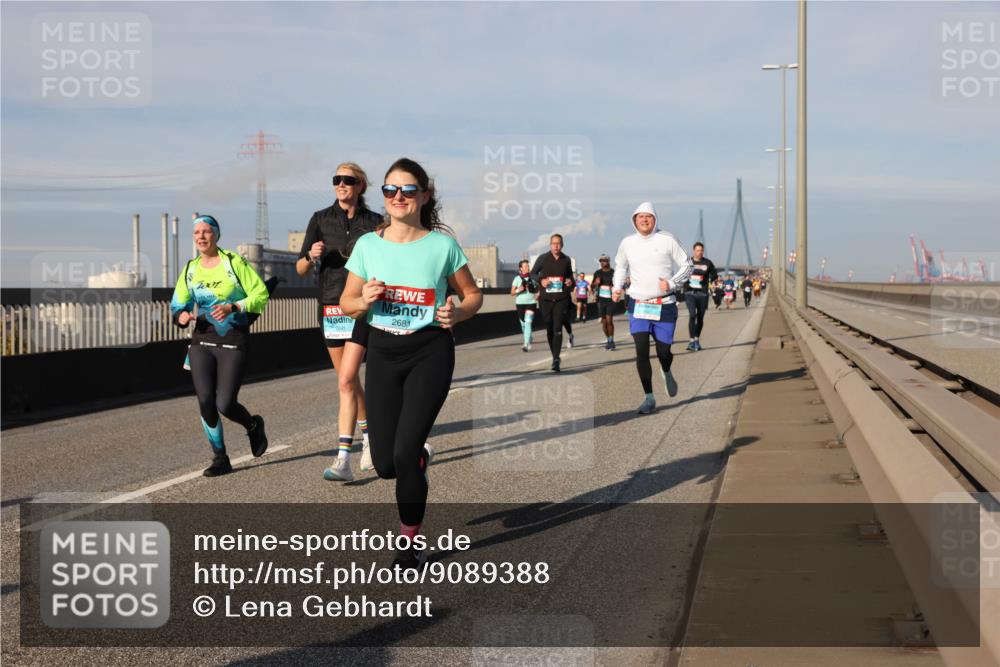 03.10.2025 - Köhlbrandbrückenlauf Lena Gebhardt http://msf.ph/oto/9089388 03.10.2025 10:07:07 Position 2 2681 meine-sportfotos.de