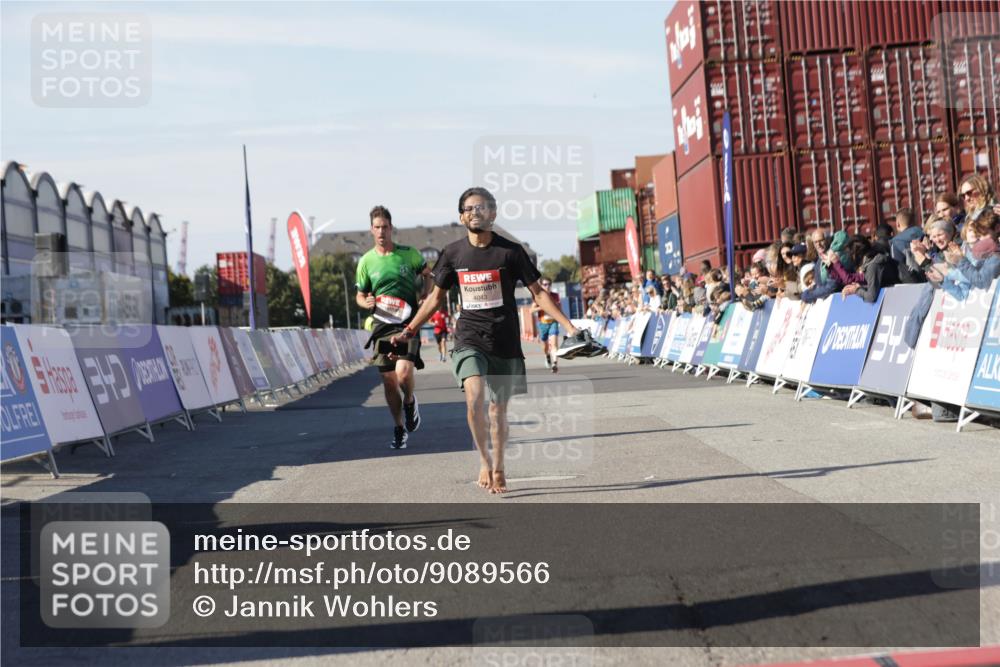 03.10.2025 - Köhlbrandbrückenlauf Jannik Wohlers http://msf.ph/oto/9089566 03.10.2025 12:53:40 Ziel 4043, 4155, 6241, 6624 meine-sportfotos.de