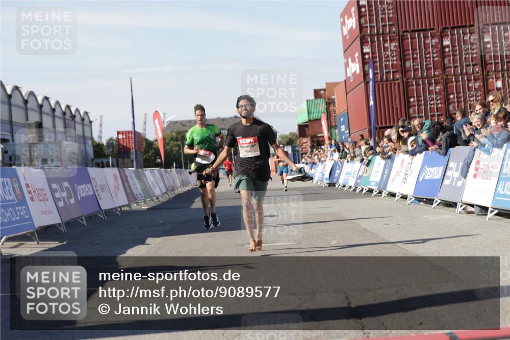 03.10.2025 - Köhlbrandbrückenlauf Jannik Wohlers http://msf.ph/oto/9089577 03.10.2025 12:53:40 Ziel 4043, 4155, 6241, 6624 meine-sportfotos.de