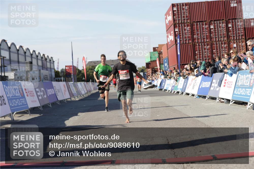 03.10.2025 - Köhlbrandbrückenlauf Jannik Wohlers http://msf.ph/oto/9089610 03.10.2025 12:53:40 Ziel 4043, 4155, 6241, 6624 meine-sportfotos.de