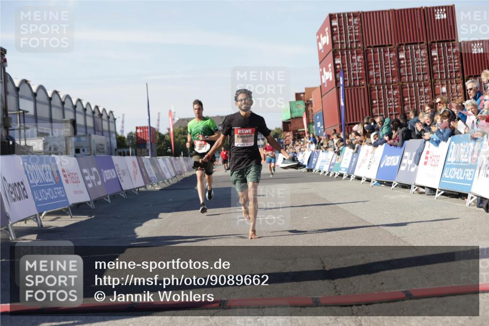 03.10.2025 - Köhlbrandbrückenlauf Jannik Wohlers http://msf.ph/oto/9089662 03.10.2025 12:53:40 Ziel 4043, 4155, 6241, 6624 meine-sportfotos.de