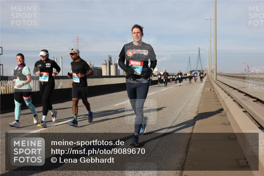 03.10.2025 - Köhlbrandbrückenlauf Lena Gebhardt http://msf.ph/oto/9089670 03.10.2025 10:07:13 Position 2 13 meine-sportfotos.de