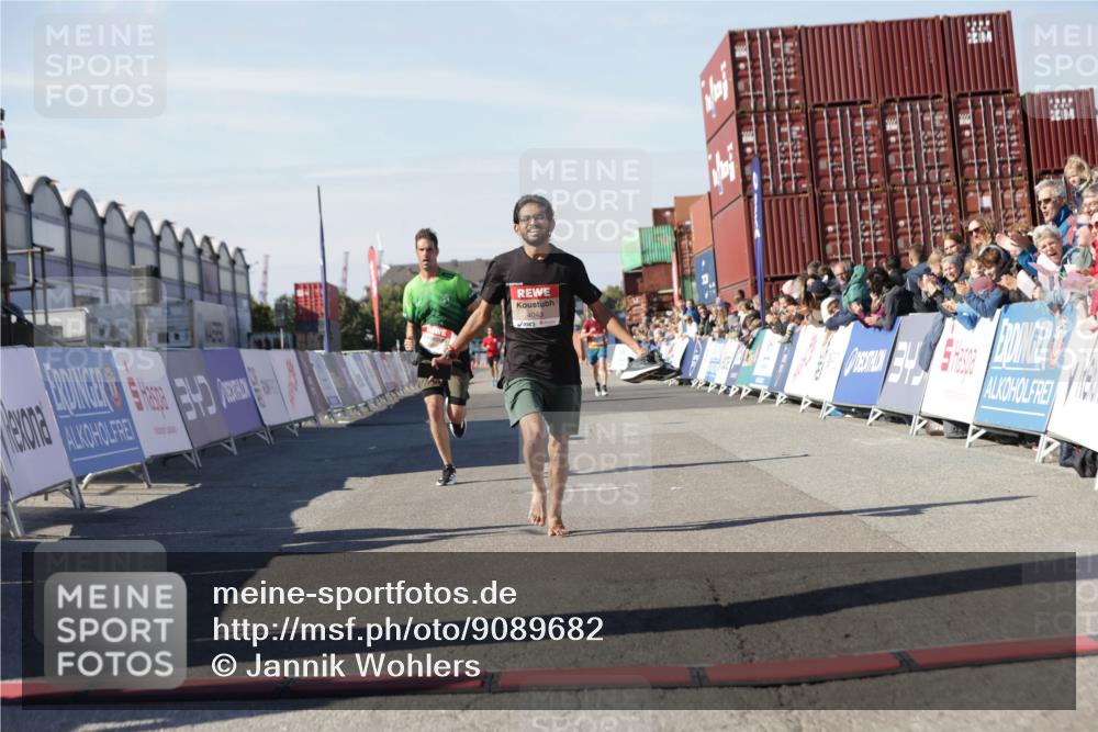 03.10.2025 - Köhlbrandbrückenlauf Jannik Wohlers http://msf.ph/oto/9089682 03.10.2025 12:53:40 Ziel 4043, 4155, 6241, 6624 meine-sportfotos.de