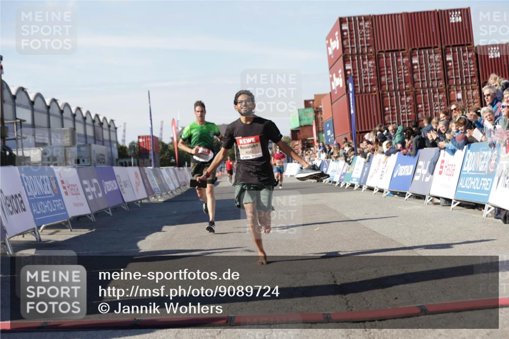 03.10.2025 - Köhlbrandbrückenlauf Jannik Wohlers http://msf.ph/oto/9089724 03.10.2025 12:53:40 Ziel 4043, 4155, 6241, 6624 meine-sportfotos.de