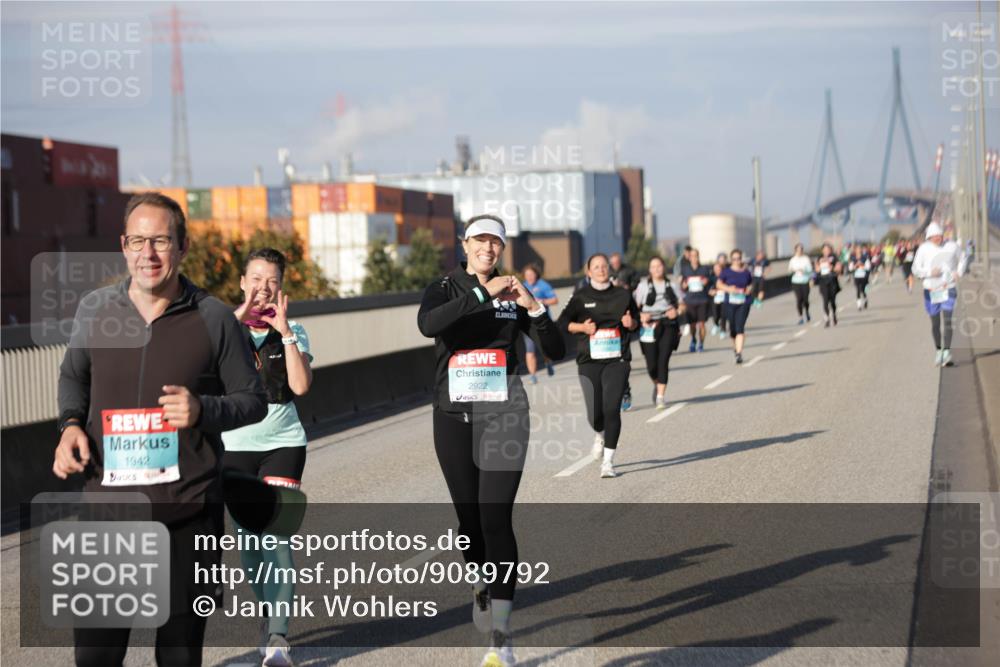 03.10.2025 - Köhlbrandbrückenlauf Jannik Wohlers http://msf.ph/oto/9089792 03.10.2025 10:09:52 Position 3 1942, 2922 meine-sportfotos.de