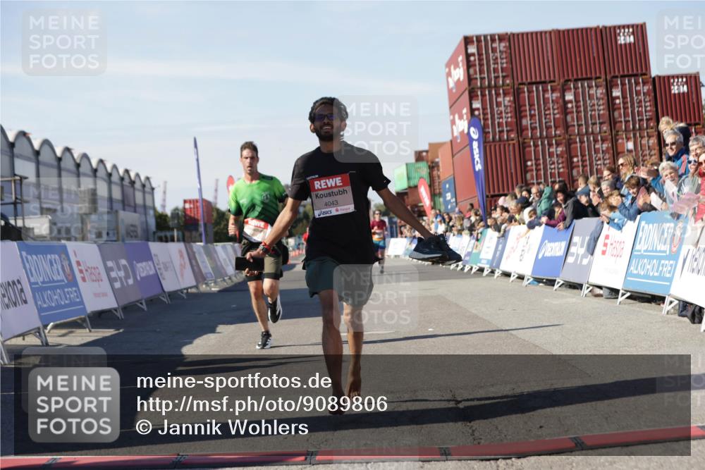 03.10.2025 - Köhlbrandbrückenlauf Jannik Wohlers http://msf.ph/oto/9089806 03.10.2025 12:53:41 Ziel 4043, 4155, 6085, 6624 meine-sportfotos.de