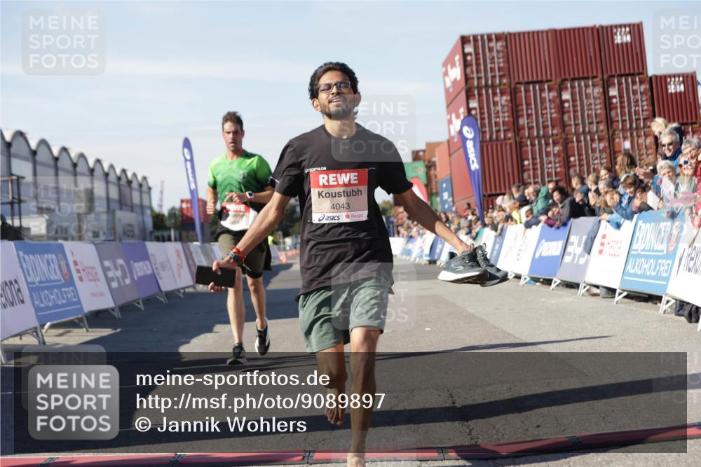 03.10.2025 - Köhlbrandbrückenlauf Jannik Wohlers http://msf.ph/oto/9089897 03.10.2025 12:53:41 Ziel 4043, 4155, 6085, 6624 meine-sportfotos.de