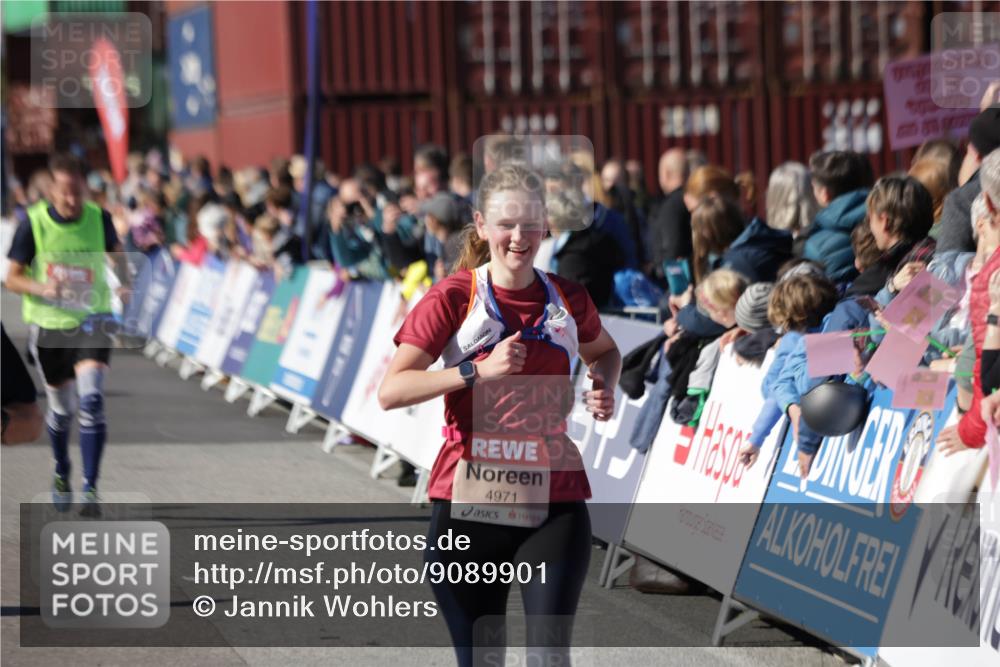 03.10.2025 - Köhlbrandbrückenlauf Jannik Wohlers http://msf.ph/oto/9089901 03.10.2025 13:19:28 Ziel 4593, 4691, 4971, 5009, 5405, 5443, 5451, 5578, 6057, 6230, 6576, 6753, 6776 meine-sportfotos.de