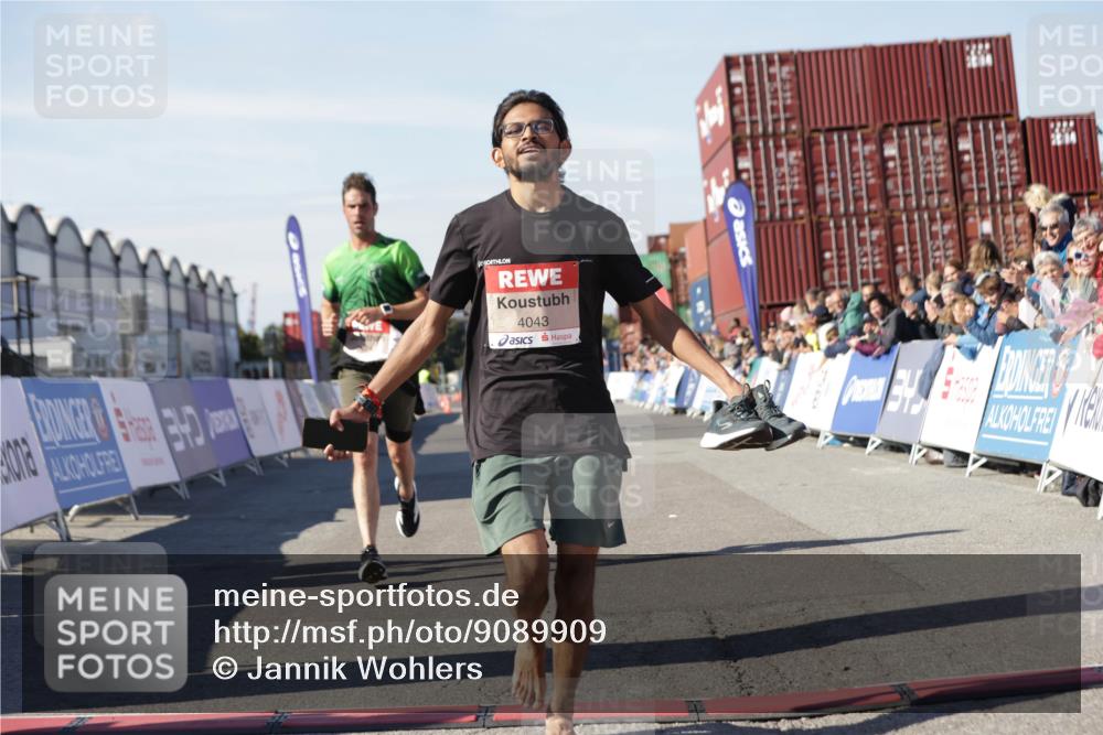 03.10.2025 - Köhlbrandbrückenlauf Jannik Wohlers http://msf.ph/oto/9089909 03.10.2025 12:53:41 Ziel 4043, 4155, 6085, 6624 meine-sportfotos.de