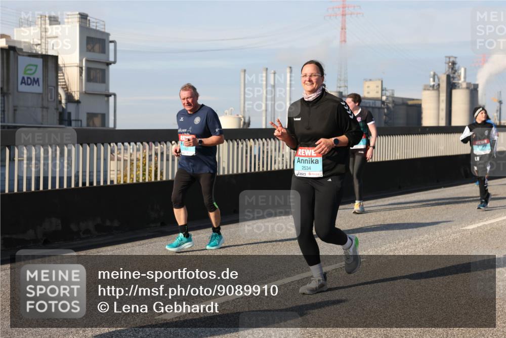 03.10.2025 - Köhlbrandbrückenlauf Lena Gebhardt http://msf.ph/oto/9089910 03.10.2025 10:07:23 Position 2 2534 meine-sportfotos.de