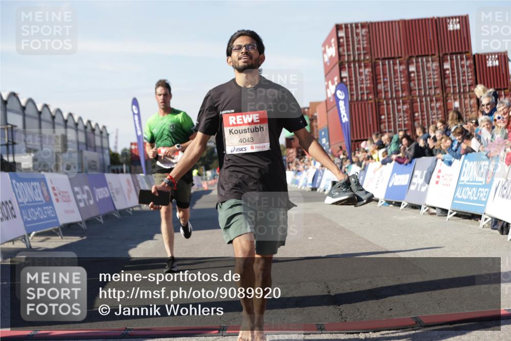 03.10.2025 - Köhlbrandbrückenlauf Jannik Wohlers http://msf.ph/oto/9089920 03.10.2025 12:53:41 Ziel 4043, 4155, 6085, 6624 meine-sportfotos.de