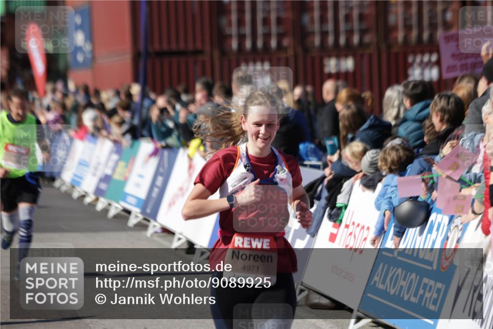 03.10.2025 - Köhlbrandbrückenlauf Jannik Wohlers http://msf.ph/oto/9089925 03.10.2025 13:19:28 Ziel 4593, 4691, 4971, 5009, 5405, 5443, 5451, 5578, 6057, 6230, 6576, 6753, 6776 meine-sportfotos.de