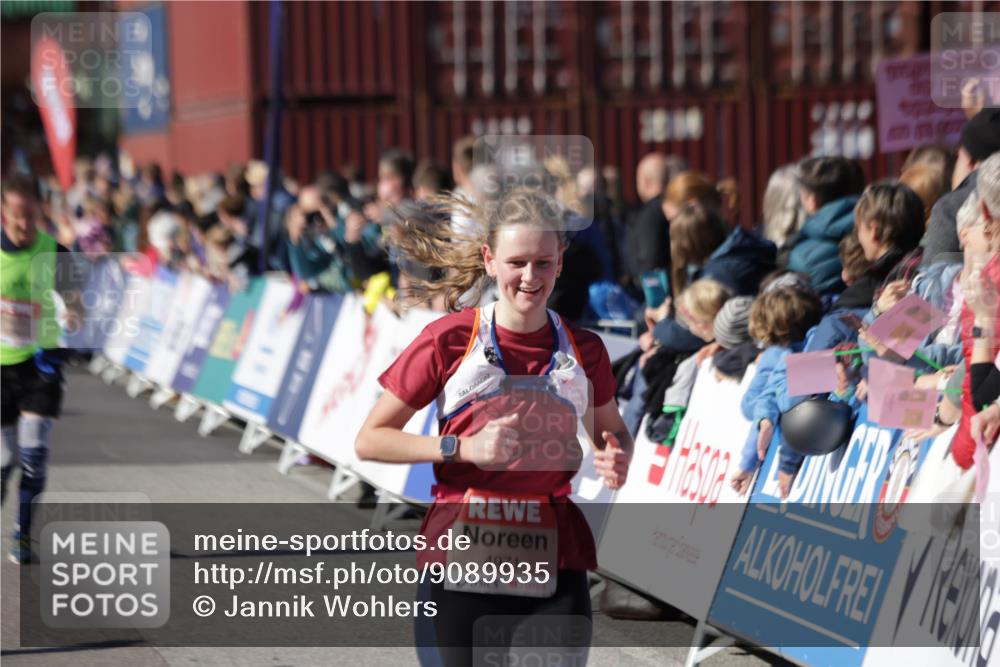 03.10.2025 - Köhlbrandbrückenlauf Jannik Wohlers http://msf.ph/oto/9089935 03.10.2025 13:19:28 Ziel 4593, 4691, 4971, 5009, 5405, 5443, 5451, 5578, 6057, 6230, 6576, 6753, 6776 meine-sportfotos.de