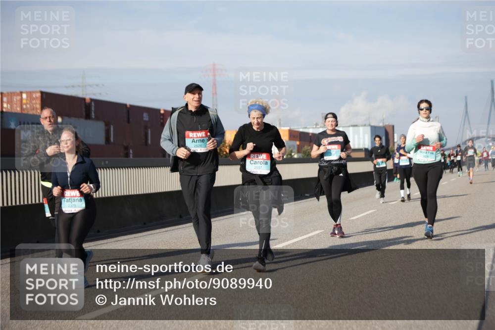 03.10.2025 - Köhlbrandbrückenlauf Jannik Wohlers http://msf.ph/oto/9089940 03.10.2025 10:10:09 Position 3 2375, 2526, 2557 meine-sportfotos.de