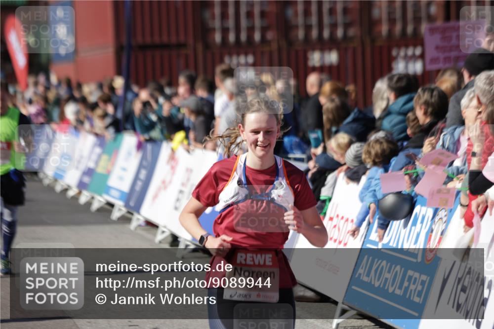 03.10.2025 - Köhlbrandbrückenlauf Jannik Wohlers http://msf.ph/oto/9089944 03.10.2025 13:19:28 Ziel 4593, 4691, 4971, 5009, 5405, 5443, 5451, 5578, 6057, 6230, 6576, 6753, 6776 meine-sportfotos.de